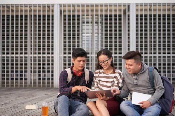 Estudiante Ingeniería Bastante Sonriente Mostrando Aplicación Que Creó Sus Amigos —  Fotos de Stock