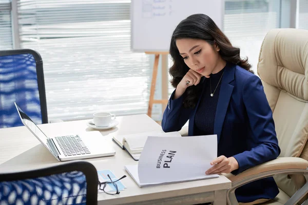 Serious Businesswoman Working Table Opened Folder Examining Business Plan Office — Stock Photo, Image