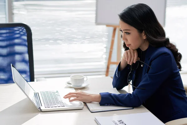 Азиатская Деловая Женщина Сидит Столом Офиса Смотрит Ноутбук Планирует Новый — стоковое фото