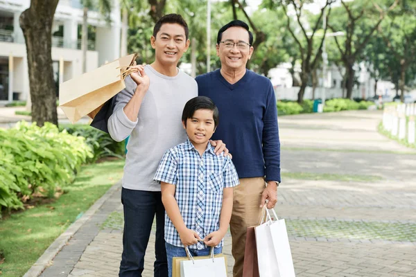 Tre Generazioni Uomini Asiatici Sorridenti Guardando Fotocamera Mentre Piedi Sulla — Foto Stock