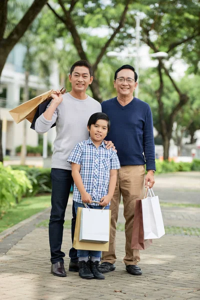 Cute Asian Boy Uśmiechnięty Patrząc Kamerę Stojąc Ścieżce Pobliżu Ojca — Zdjęcie stockowe