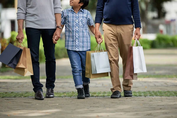 Ragazzo Anonimo Che Tiene Mano Padre Nonno Sveglia Lungo Sentiero — Foto Stock