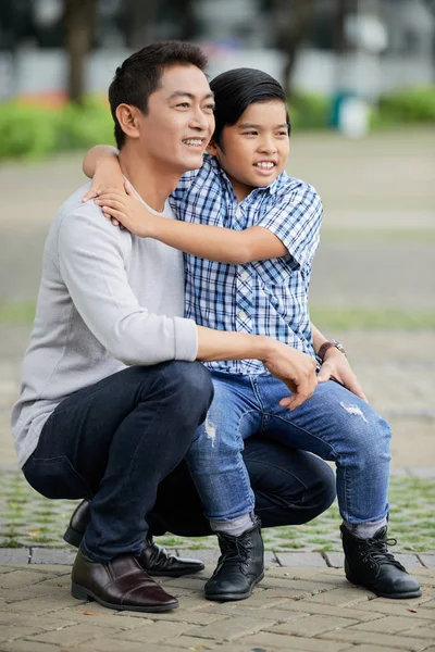 Veselý Asijský Muž Chlapec Kteří Při Sezení Parku Dívají Chodník — Stock fotografie