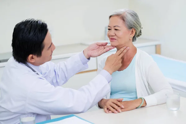 Médecin Examinant Gorge Femme Âgée Pendant Contrôle Médical — Photo