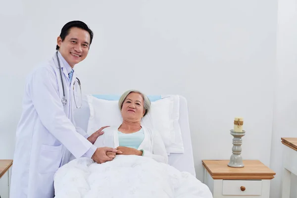 快乐成熟的医生支持老年女性病人手术后 — 图库照片