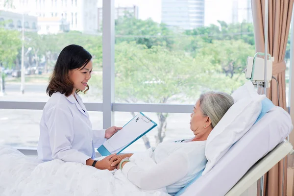 Giovane Grazioso Medico Vietnamita Spiegando Prescrizione Paziente Anziano — Foto Stock