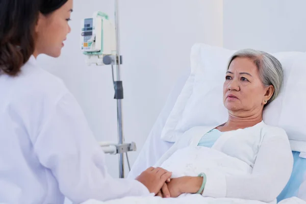 Jonge Verpleegster Vertelt Slecht Nieuws Aan Bijna Huilende Senior Vrouwelijke — Stockfoto