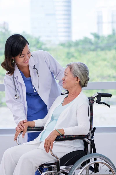 車椅子の先輩女性患者と話す医師 — ストック写真
