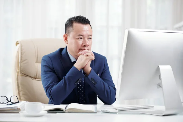 Asian Dojrzały Biznesmen Siedzi Jego Miejscu Pracy Patrząc Monitor Komputerowy — Zdjęcie stockowe