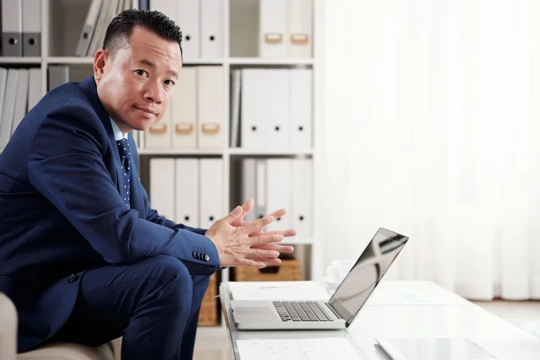 Portret Dojrzałego Biznesmena Siedzi Kanapie Przed Komputerem Laptop Pracuje Nim — Zdjęcie stockowe