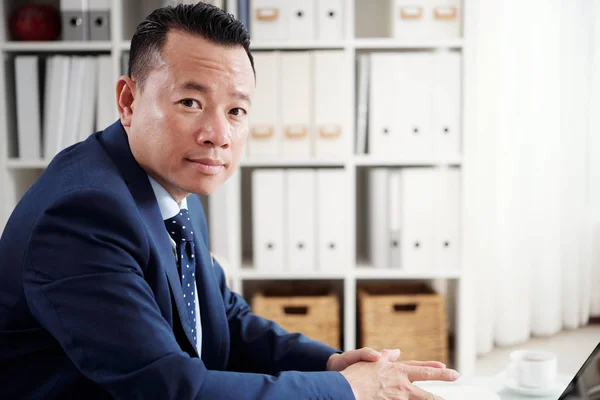 Porträt Eines Reifen Asiatischen Geschäftsmannes Anzug Der Die Kamera Schaut — Stockfoto