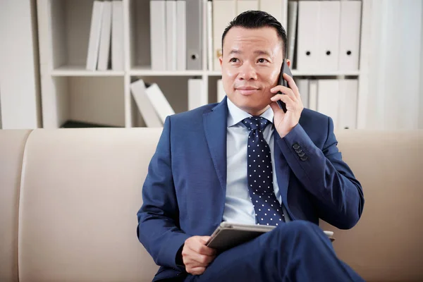 Asya Olgun Yönetici Ofiste Dijital Tablet Ile Kanepede Otururken Cep — Stok fotoğraf