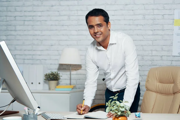 Portret Van Indiase Zelfverzekerde Zakenman Staande Buurt Van Zijn Werkplek — Stockfoto