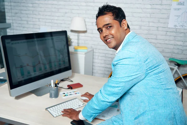 Confident Indian Professional Looking Camera While Analyzing Marketing Plan Graphs — Stock Photo, Image