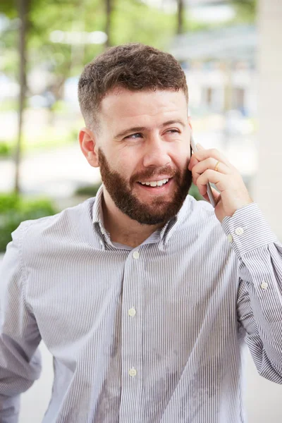 Jovem Empresário Barbudo Tem Uma Conversa Celular Sorrindo Enquanto Está — Fotografia de Stock