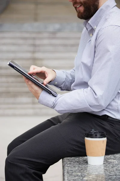 Zbliżenie Brodatego Biznesmena Pomocą Cyfrowego Tabletu Siedzącego Zewnątrz Picia Kawy — Zdjęcie stockowe