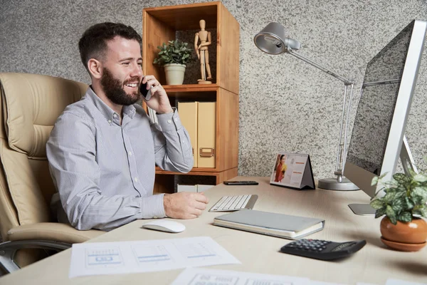 Executivo Masculino Barbudo Bem Sucedido Sentado Seu Local Trabalho Olhando — Fotografia de Stock