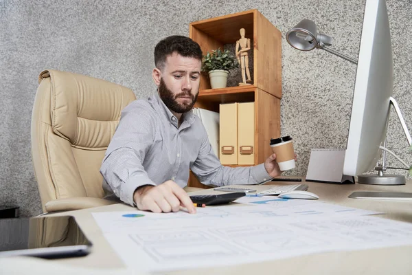 Serieuze Bebaarde Manager Zittend Aan Tafel Wijzend Documenten Het Het — Stockfoto