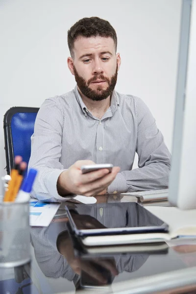 Unga Skäggiga Professionella Sitter Arbetsplatsen Och Kommunicera Nätet Med Hjälp — Stockfoto