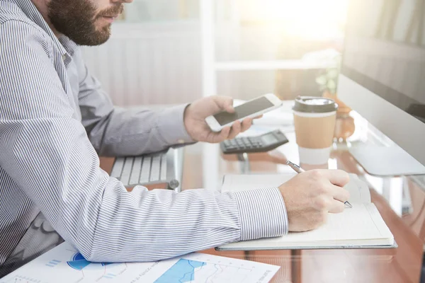 Nahaufnahme Eines Bärtigen Büroangestellten Der Mit Seinem Handy Büro Sitzt — Stockfoto