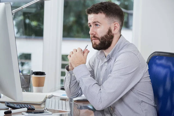 Pensive Executive Zittend Aan Tafel Voor Computer Monitor Nadenken Nieuw — Stockfoto