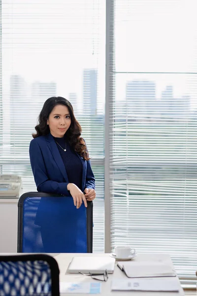 Portré Ázsiai Fiatal Üzletasszony Állt Asztal Közelében Néztem Kamera Üzleti — Stock Fotó