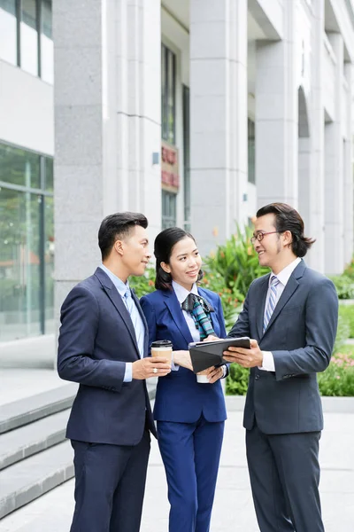 양복과 안경을 디지털 태블릿을 착용하고 야외에서 파트너와 온라인 프로젝트에 논의하는 — 스톡 사진