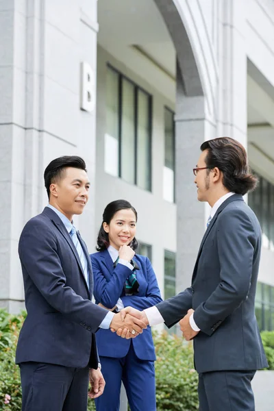 Δύο Επιχειρηματίες Φόρμα Κουνώντας Χέρια Επιχειρηματία Στέκεται Κοντά Και Χαμογελαστός — Φωτογραφία Αρχείου