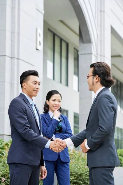 Dos Hombres Negocios Traje Estrechando Mano Con Mujer Negocios Pie — Foto de Stock