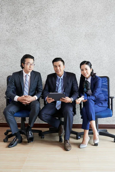 Retrato Grupo Asiático Empresários Sentados Juntos Cadeiras Sorrindo Para Câmera — Fotografia de Stock