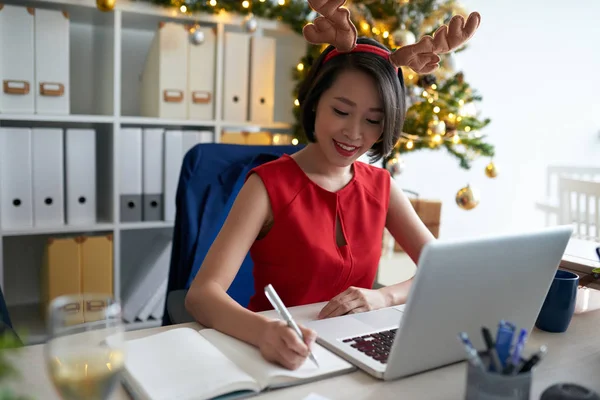 Positivo Confiante Jovem Gerente Asiático Antler Headband Sentado Mesa Fazendo — Fotografia de Stock