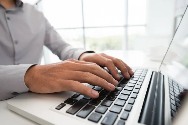 Ernte Seitenansicht Des Formalen Mannes Tippen Auf Dem Laptop Während — Stockfoto