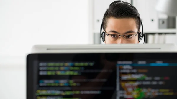 Joven Asiático Hombre Auriculares Gafas Trabajo Con Ordenador Programación —  Fotos de Stock