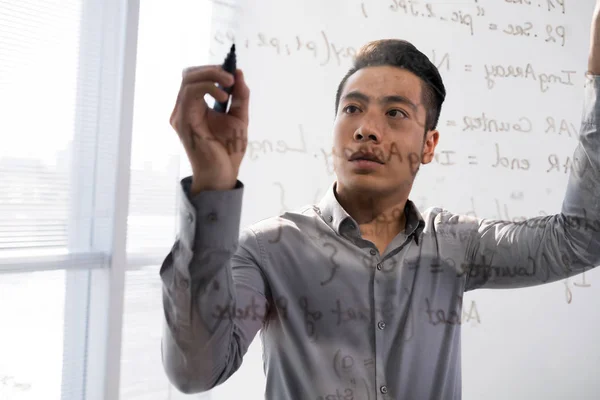 Joven Hombre Asiático Escribiendo Guion Tablero Transparente Vidrio Pie Detrás — Foto de Stock