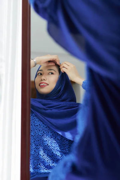Hübsch Lächelnd Junge Asiatische Frau Zieht Blauen Hijab Vor Dem — Stockfoto