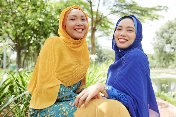 Jovens Muçulmanas Felizes Hijabs Brilhantes Sorrindo Olhando Para Câmera — Fotografia de Stock