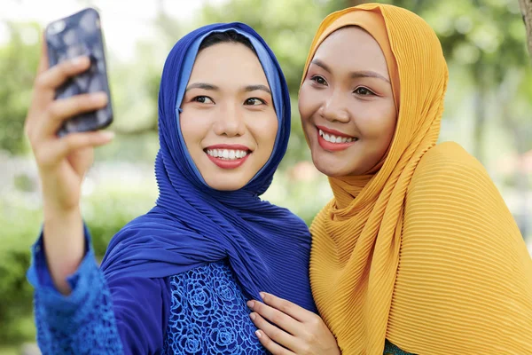 Mooie Jonge Vietnamese Vrouwen Hijabs Poseren Voor Selfie Buitenshuis — Stockfoto