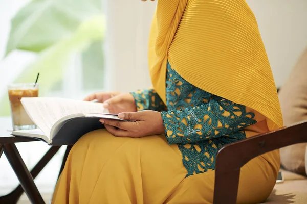 Muslimsk Kvinnlig Universitetsstudent Som Sitter College Café Och Läs Bok — Stockfoto