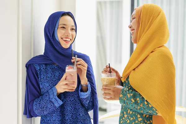 Hermosas Mujeres Asiáticas Jóvenes Hijabs Bebiendo Batido Discutiendo Noticias —  Fotos de Stock