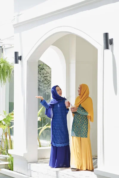 Bastante Jóvenes Mujeres Musulmanas Asiáticas Con Cóctel Mostrando Casa —  Fotos de Stock
