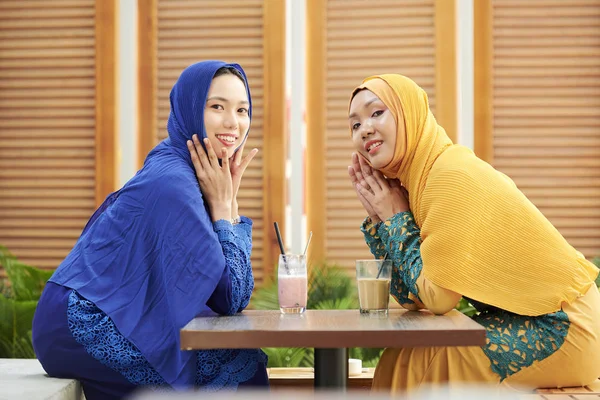 Beautiful Young Muslim Women Traditional Dresses Resting Outdoor Cafe Delicious — Stock Photo, Image