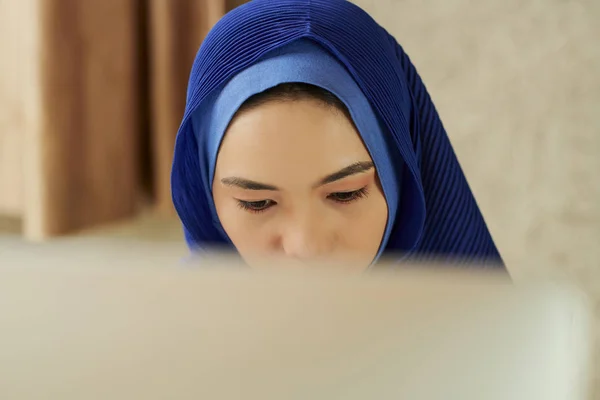 Συγκεντρωμένη Νεαρή Γυναίκα Μαντίλα Διαβάζοντας Πληροφορίες Στην Οθόνη Του Υπολογιστή — Φωτογραφία Αρχείου