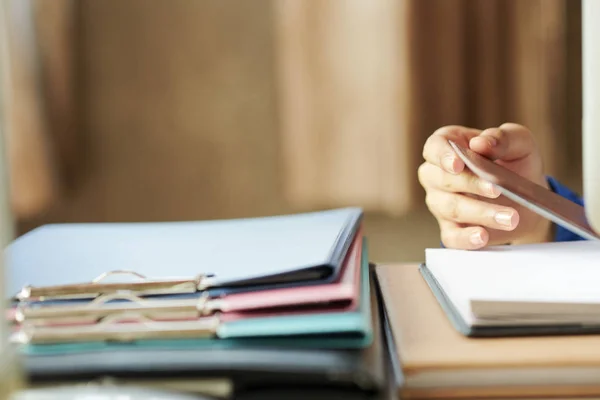 Main Femme Ouvrant Planificateur Sur Son Bureau Avec Des Presse — Photo