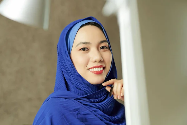 Portrait Happy Young Muslim Woman Bright Blue Hijab Sitting Office — Stock Photo, Image