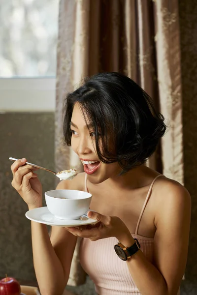 Radostná Atraktivní Vietnamská Žena Která Při Snídani Konzumní Lahodný Jogurt — Stock fotografie