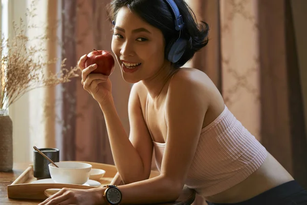 Retrato Jovem Atraente Mulher Asiática Fones Ouvido Comer Maçã Vermelha — Fotografia de Stock