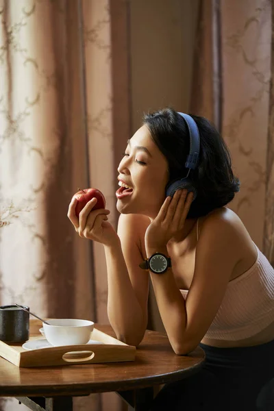 Atractiva Joven Asiática Escuchando Música Auriculares Comiendo Manzana Fresca —  Fotos de Stock