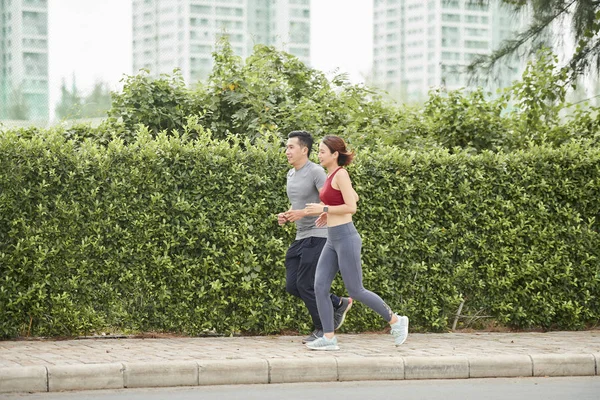 Positivo Joven Vietnamita Hombre Mujer Corriendo Largo Cerca Parque Ciudad — Foto de Stock