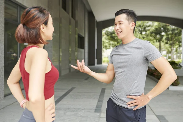 Spor Kıyafetler Içinde Genç Asyalılar Sokakta Durup Konuşuyor — Stok fotoğraf