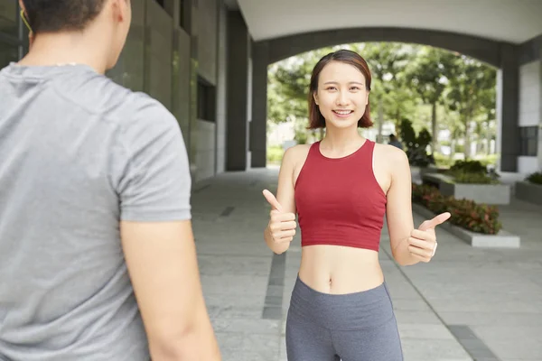 Portret Van Mooie Lachende Fit Aziatische Vrouw Tonen Thumbs Kijken — Stockfoto